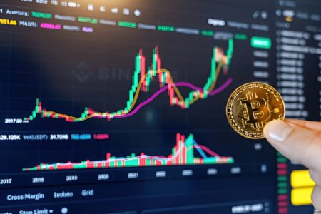 التحولات الرقمية في عالم التداول المالي: كيف يغير الذكاء الاصطناعي والبلوكتشين مستقبل الاستثمار؟